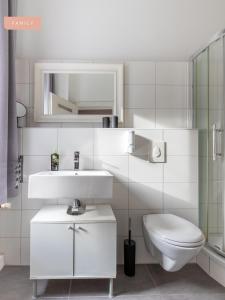柏林Apartment Berlin Lottumstraße的白色的浴室设有水槽和卫生间。