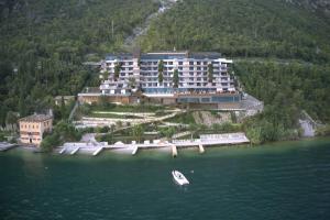 利莫内-苏尔加达EALA My Lakeside Dream - Adults Friendly的水中岛上的大建筑