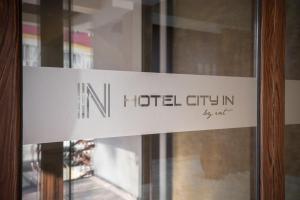科查尼Hotel City IN的城市酒店玻璃门上的标志