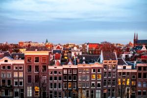 阿姆斯特丹The Dylan Amsterdam - The Leading Hotels of the World的城市景观,拥有许多建筑