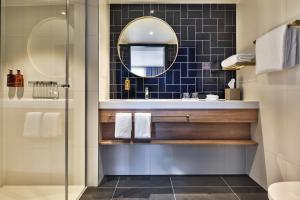 海牙Staybridge Suites The Hague - Parliament, an IHG Hotel的一间带水槽和镜子的浴室