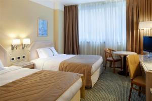 那不勒斯那不勒斯假日酒店的酒店客房设有两张床和电视。