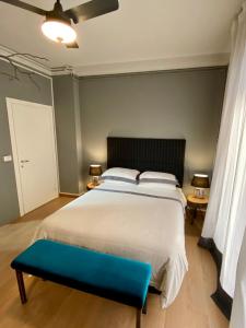 博尔戈马内罗Momi的一间卧室配有一张大床和蓝色长凳