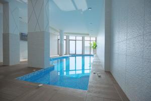 科帕奥尼克Belvedere Hills Luxury Apartments and Spa的一座带游泳池的大楼内的大型游泳池