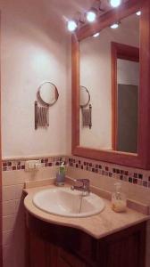 法马拉Famara Sweet Home的一间带水槽和镜子的浴室