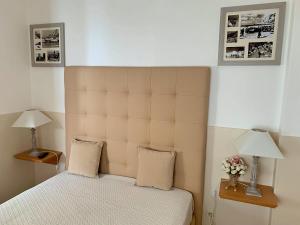纳扎雷Duarte Houses - Casa T1 - com vista mar的一间卧室配有一张床和两张台灯。