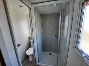 利托Savina的一间带卫生间的浴室内的玻璃淋浴间