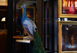 伦敦The Mayfair Townhouse - an Iconic Luxury Hotel的窗户上展示的孔雀雕像