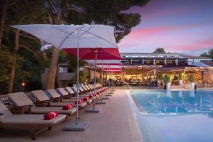 波雷奇拉古娜普拉哥特酒店的游泳池旁设有躺椅和遮阳伞