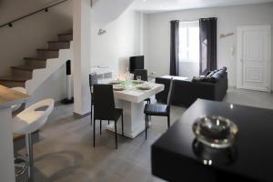 埃瑞兹Maison tendance avec jardin, centre village, Alpilles, familles的一间带桌子的客厅和一间餐厅