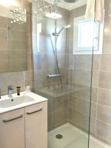 圣马迪拉莫马赛特旅馆的带淋浴和盥洗盆的浴室