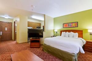 弗吉尼亚海滩Extended Stay America Suites - Virginia Beach的一间酒店客房,配有一张大床和一台平面电视