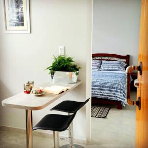 波帕扬El Caracol的客房设有书桌、床、桌子和椅子。