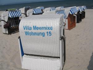 宾茨Villa Meernixe的沙滩上的沙滩椅