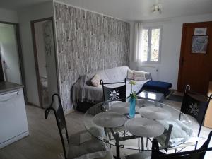 Siguer坎瑟拉庄园旅馆的客厅配有玻璃桌和椅子