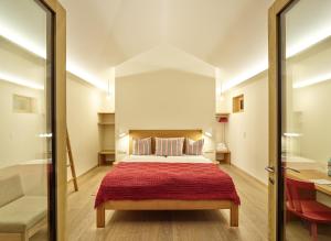 LonguichWeinKulturgut Longen-Schlöder的一间卧室配有一张带红色毯子的大床