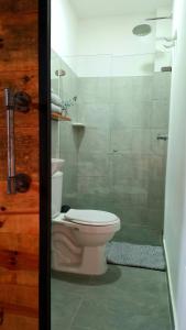 波帕扬El Caracol的一间带卫生间和玻璃淋浴间的浴室