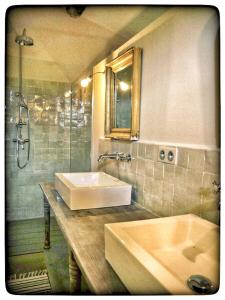 阿普特普罗维登斯香格里拉酒店的一间带水槽和淋浴的浴室