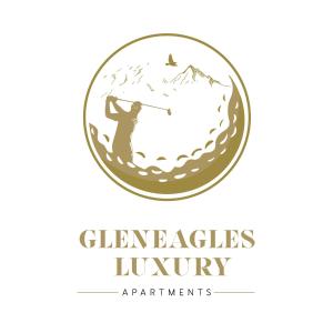 奥赫特拉德Gleneagles Luxury Apartments的在一个山底下打高尔夫的人