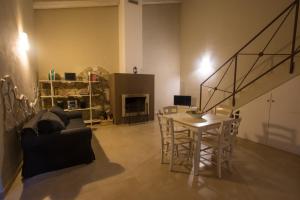索拉里诺Borgo del Carato的客厅配有桌子和沙发
