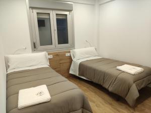奥波里尼奥Pension Cando的小型客房 - 带2张床和窗户