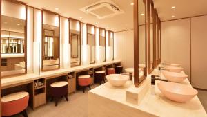 Cabin & Capsule Hotel J-SHIP Osaka Namba - Vacation STAY 24724v的一间浴室