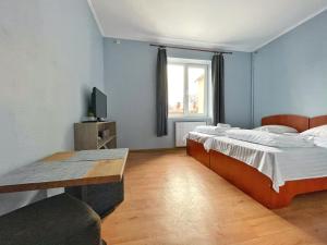 利沃夫利沃夫旅馆的一间卧室配有两张床、一张桌子和一台电视。