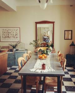 阿尔勒Au coin de la Roquette的房间里的一张桌子上放着一碗水果