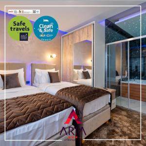 乌日策Hotel Aria的酒店客房设有两张床和一个标牌,标牌上写着干净、安全的