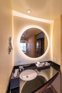 托伦斯托伦斯宫古海柏丽德酒店的一间带水槽和镜子的浴室