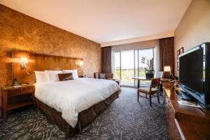 托伦斯托伦斯宫古海柏丽德酒店的配有一张床和一台平面电视的酒店客房