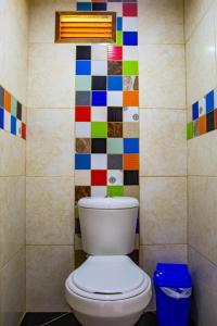 杰里科Riverside Ecoliving Space的浴室设有卫生间,墙上铺有彩色瓷砖。