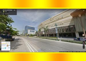 伊洛伊洛Megaworld, Iloilo Business Park Affordable Condo Q的一个大建筑前的一条空的街道