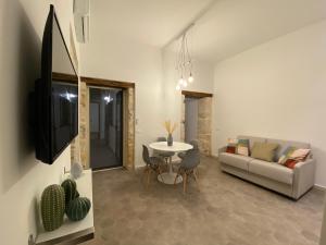 锡拉库扎Casa Maria的客厅配有沙发和桌子
