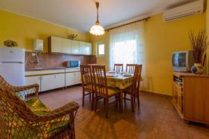 德拉马利Apartment in Crikvenica 5555的厨房以及带桌椅的用餐室。