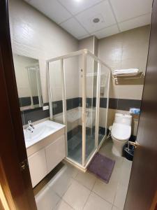 三义桐乡民宿的带淋浴、盥洗盆和卫生间的浴室