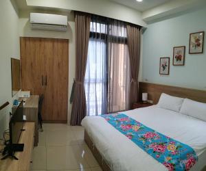三义桐乡民宿的一间卧室配有一张床、一张书桌和一个窗户。