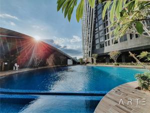 吉隆坡Arte Mont Kiara Luxury Suite的大楼前的大型游泳池