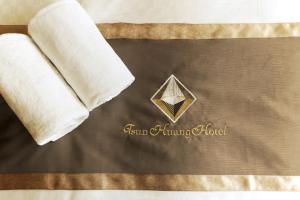 嘉义市尊皇大饭店 的床上的毛巾和一餐带钻石的餐巾