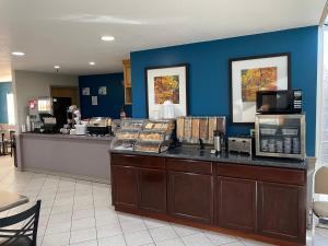 布兰森秀岭酒店的餐厅里有一个食物柜台,有蓝色的墙壁