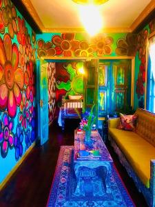 努沃勒埃利耶Serendipity Lake Artistic Bungalow by Heidis Home的带沙发和多彩墙的客厅