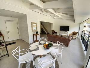 Anse Marcel Acacia Marina, luxurious Duplex, walkable beach的客厅配有桌椅和沙发
