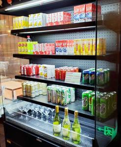 宜宾宜宾鲁能皇冠假日酒店的冰箱里装满了各种饮料