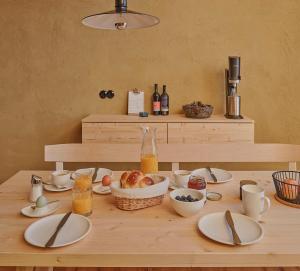 布兰德Älmele - Waldchalets Brandnertal的桌子上摆有盘子和餐具