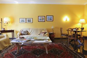 维韦罗内伊尔加迪诺拉格住宿加早餐旅馆的带沙发和咖啡桌的客厅