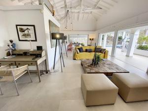 Anse Marcel Villa Casa Sand, luxury, 5 min walk from Anse Marcel beach的客厅配有沙发和桌子