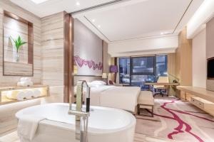 宜宾宜宾鲁能皇冠假日酒店的酒店客房带一张床和浴缸