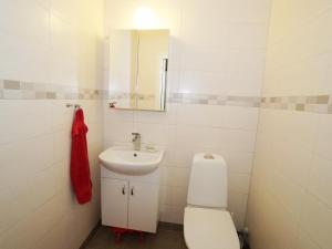 耶尔夫瑟Condis Lägenheten的白色的浴室设有卫生间和水槽。