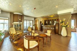 索非亚艾杜雷德精品酒店的客厅配有餐桌和椅子