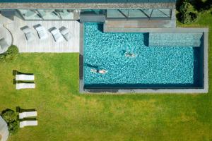 阿尔卑斯休斯山阳光运动酒店的游泳池的顶部景观,2人游泳